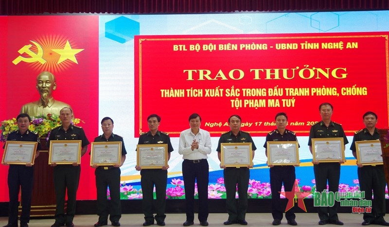 Trao thưởng đột xuất Bộ đội Biên phòng tỉnh Nghệ An